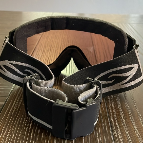 Smith optics goggles with removable low light lenses and case. - Picture 3 of 5